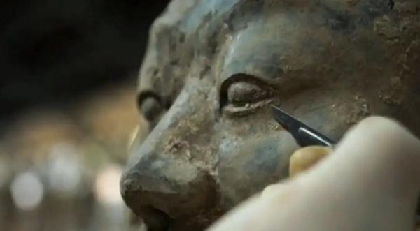 掰断兵马俑拇指，他终于认罪了！