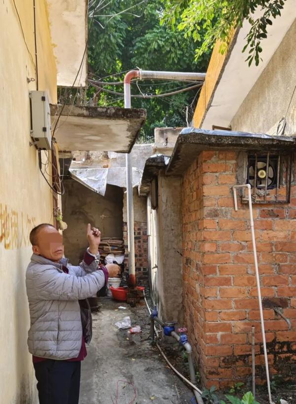 男子凿洞盗香烟,警方迅速破案 男子凿洞盗香烟,警方迅速破案