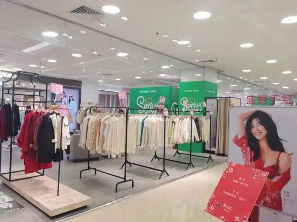 “美特斯邦威”热搜第一，巴黎春天否认闭店！上海老品牌怎样应对新形势？