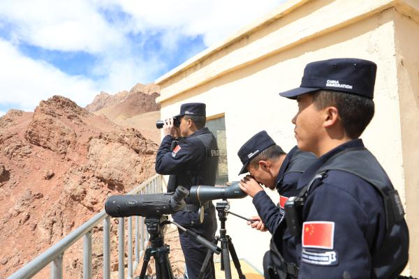 寻访最美戍边人丨移民管理警察在西藏阿里“守边固边第一村”开展边境巡逻
