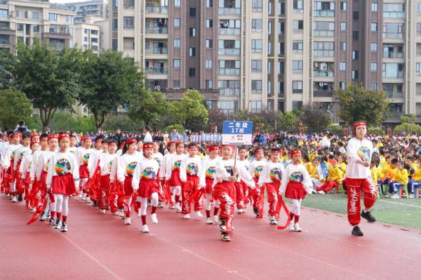 羽毛球世界冠军张亚雯现身重庆金州小学体育节　鼓励青少年勇敢追梦