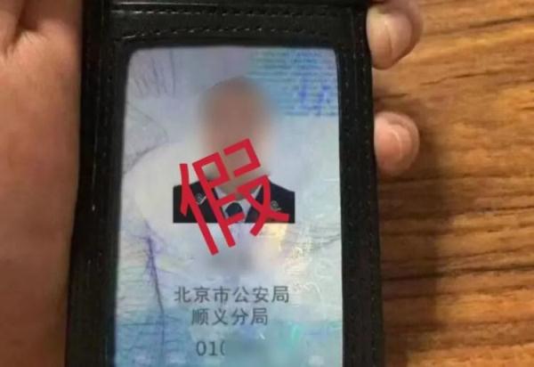 女孩假扮妈妈跟爸爸聊天，接下来的事，让爸妈都慌了……