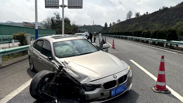 一轿车在高速上倒车，致后车追尾后竟然……太让人气愤！