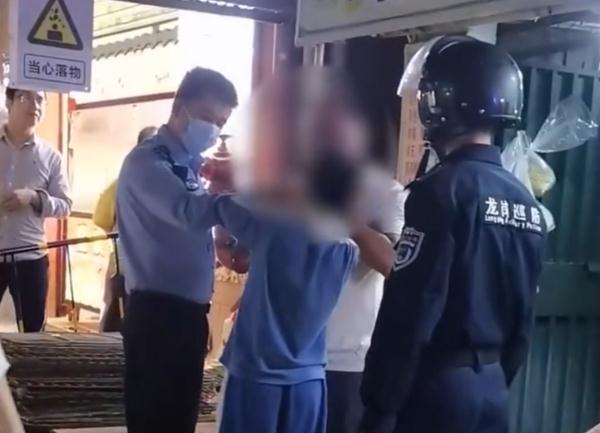 不给充钱打游戏，父亲被13岁儿子当街勒脖！