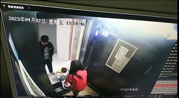 贵州一对母子蹊跷失踪，小区外发现孩子的玩具车，警方介入调查→