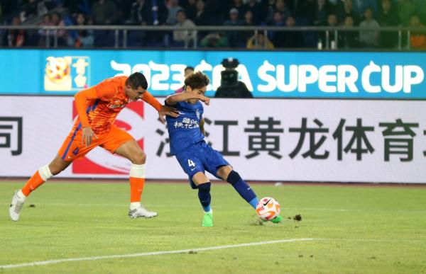 武汉三镇2:0击败山东泰山首捧超级杯