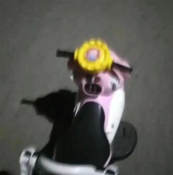 贵州一对母子蹊跷失踪，小区外发现孩子的玩具车，警方介入调查→