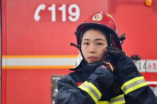 了不得！这个姑娘是全上海唯一的女消防员，就在这儿→