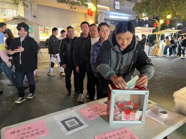 武林夜市,有群“大侠”... 武林夜市,有群“大侠”...