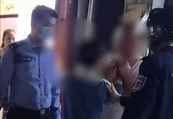 不给充钱打游戏，父亲被13岁儿子当街勒脖！