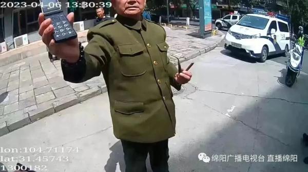 四川一男子伪造假证违停还叫嚣：我是联合国的车！