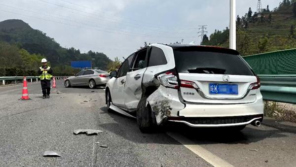 一轿车在高速上倒车，致后车追尾后竟然……太让人气愤！