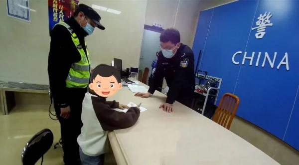 趁家长不注意，“小馋猫”偷偷溜出门“觅食”，结果……