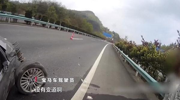 一轿车在高速上倒车，致后车追尾后竟然……太让人气愤！