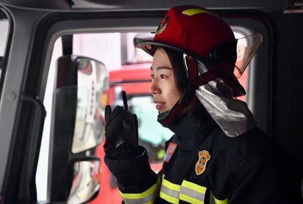 了不得！这个姑娘是全上海唯一的女消防员，就在这儿→