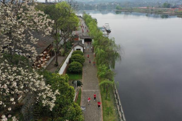 洪江黔阳古城半程马拉松赛开跑 女子前三名破赛会纪录