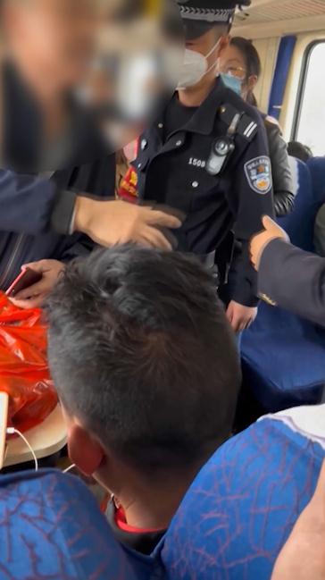 从昆明开往宁波的列车上,男子买无座票霸座称:谁先来谁坐! 从昆明开往宁波的列车上,男子买无座票霸座称:谁先来谁坐!