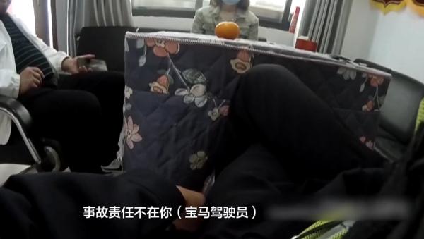 一轿车在高速上倒车，致后车追尾后竟然……太让人气愤！