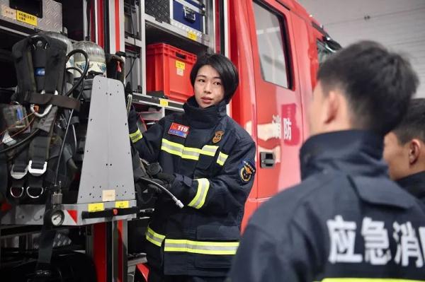 了不得！这个姑娘是全上海唯一的女消防员，就在这儿→