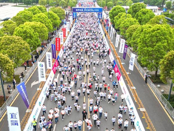 2023重庆璧山马拉松鸣枪开跑 近万名跑友在“公园赛道”乐享竞技