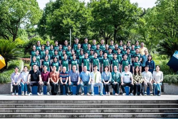 当老师误把作业发到上一届毕业群里，同学们的反应亮了……