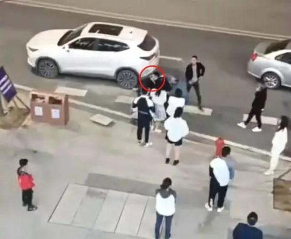 男子当街强吻还踹飞女孩？警方深夜通报