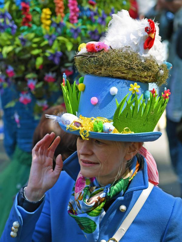 美国纽约举行复活节花帽游行