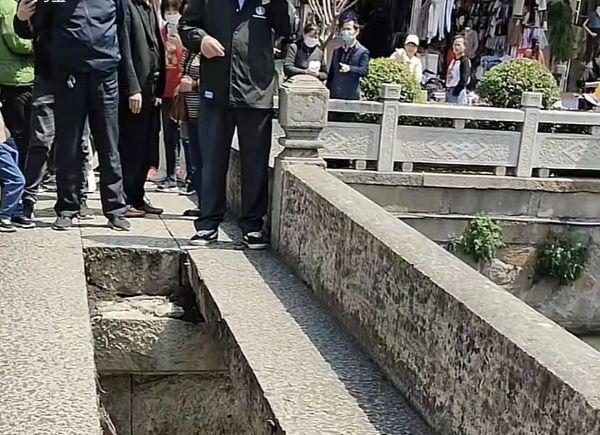 上海知名景区突发!石桥断裂,游客落水;最新回应 上海知名景区突发!石桥断裂,游客落水;最新回应