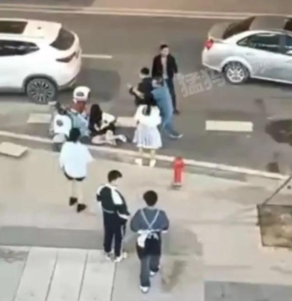 男子当街强吻还踹飞女孩？警方深夜通报