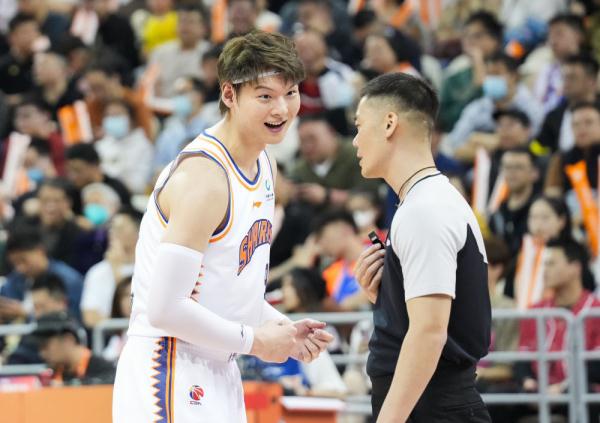 CBA综合|王哲林33分上海胜江苏 龙狮轻取山东