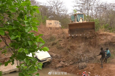 中国第13批赴南苏丹(瓦乌)维和工兵分队紧急救援当地车辆事故 中国第13批赴南苏丹(瓦乌)维和工兵分队紧急救援当地车辆事故