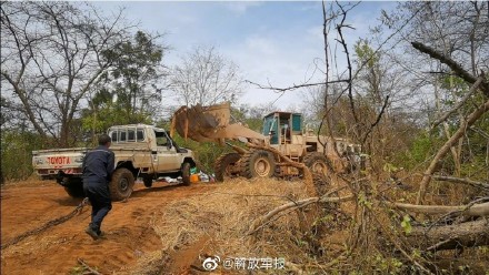 中国第13批赴南苏丹(瓦乌)维和工兵分队紧急救援当地车辆事故 中国第13批赴南苏丹(瓦乌)维和工兵分队紧急救援当地车辆事故