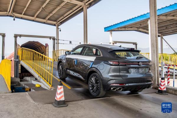 商品车依托铁路运输专列走向世界