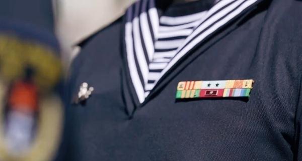 穿水兵服的他们戴上勋表，更帅了！