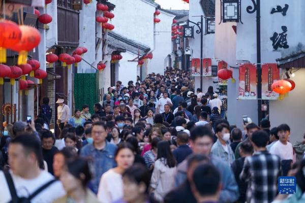 江苏苏州：山塘街里游人如织