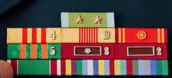 穿水兵服的他们戴上勋表，更帅了！