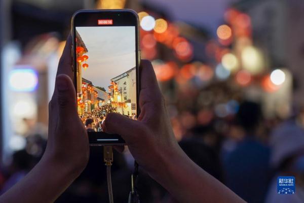 江苏苏州：山塘街里游人如织