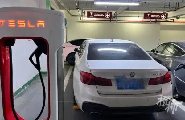 宝马被特斯拉怒堵4天!原因竟是…… 宝马被特斯拉怒堵4天!原因竟是……