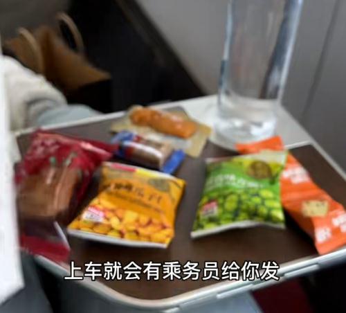 极限薅羊毛？大学生花29元买高铁商务座，零食畅吃还送45元盒饭