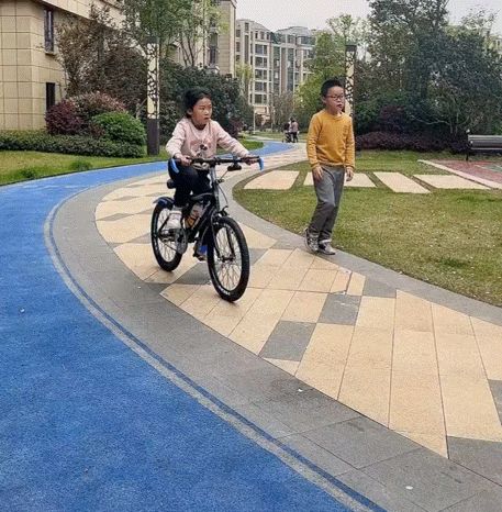 湖南这个小女孩改写“可能终生都要坐轮椅”的命运，现在还能骑车！