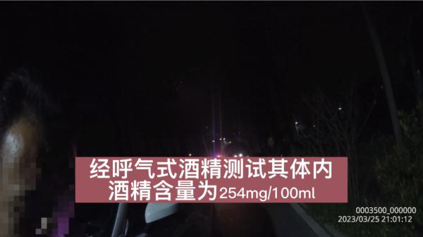 男子为何夜里横躺在马路中间? 男子为何夜里横躺在马路中间?