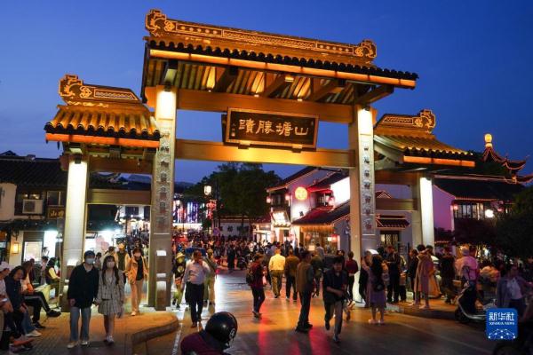 江苏苏州：山塘街里游人如织