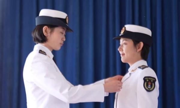 穿水兵服的他们戴上勋表，更帅了！