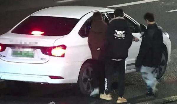 姑娘报警称“小偷正在撬门！” 警方三分钟抓获嫌疑人