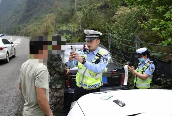 把车停在应急车道，上山去祭祖？司机解释：停在这里，能少走很多路……