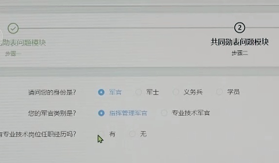 穿水兵服的他们戴上勋表，更帅了！