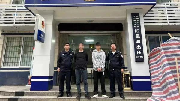 两名男子将涉黄卡片发到警车上，结果……