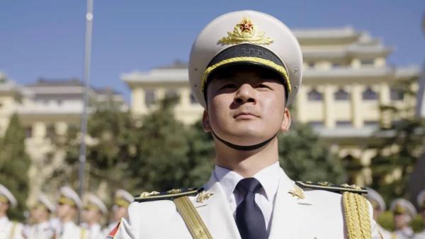 穿水兵服的他们戴上勋表，更帅了！