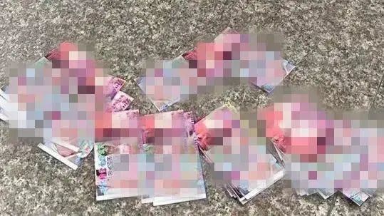 两名男子将涉黄卡片发到警车上，结果……