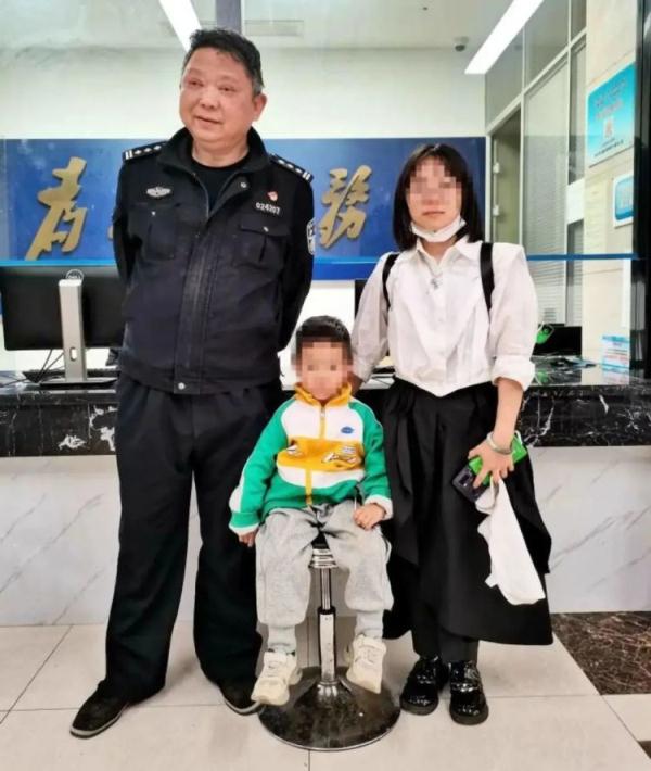 接到民警电话，这位妈妈激动得大哭......